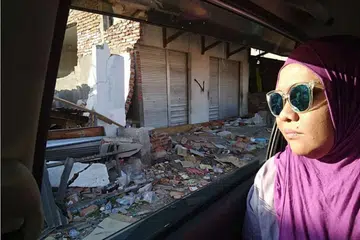 SENDIRI TETAPI BERANI: Cik Idani berangkat ke Lombok, Indonesia seorang diri Selasa lalu bagi menghulurkan bantuan kepada mangsa gempa bumi. - Foto-foto ihsan IDANI MOHD JELANI