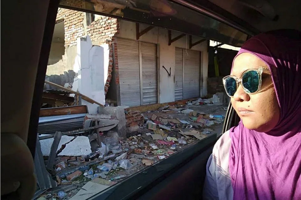 SENDIRI TETAPI BERANI: Cik Idani berangkat ke Lombok, Indonesia seorang diri Selasa lalu bagi menghulurkan bantuan kepada mangsa gempa bumi. - Foto-foto ihsan IDANI MOHD JELANI