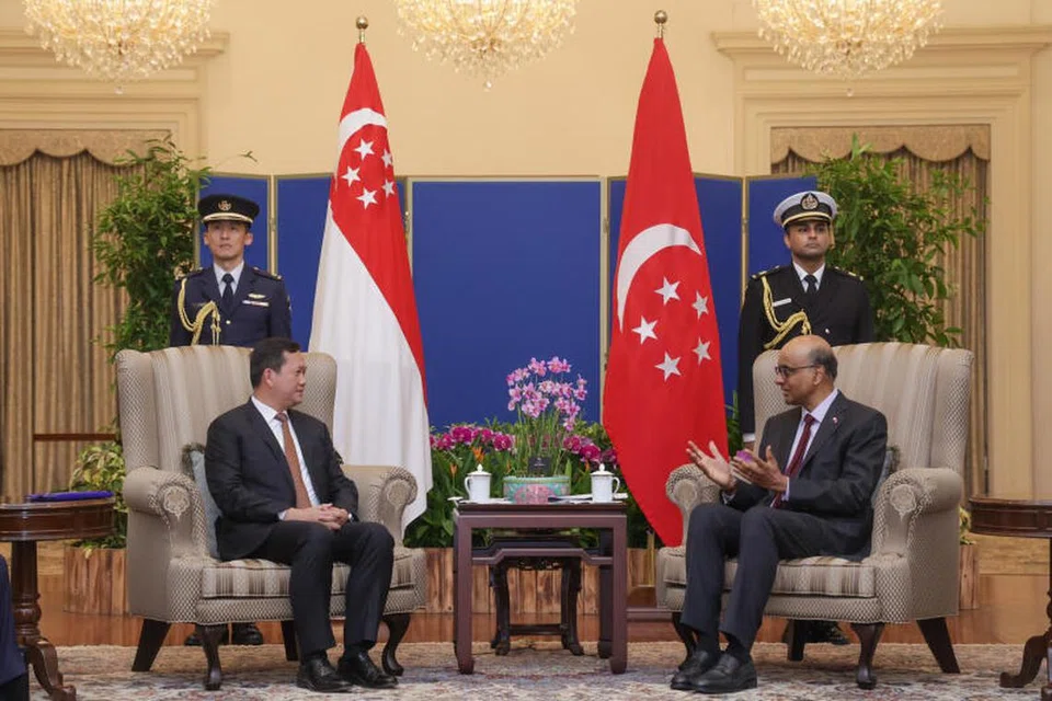 Perdana Menteri Kemboja, Encik Hun Manet (kiri), bertemu Presiden  Tharman Shanmugaratnam di Istana. Mereka mengesahkan hubungan mesra dan lama Kemboja dan Singapura serta membincangkan pengukuhan kerjasama.