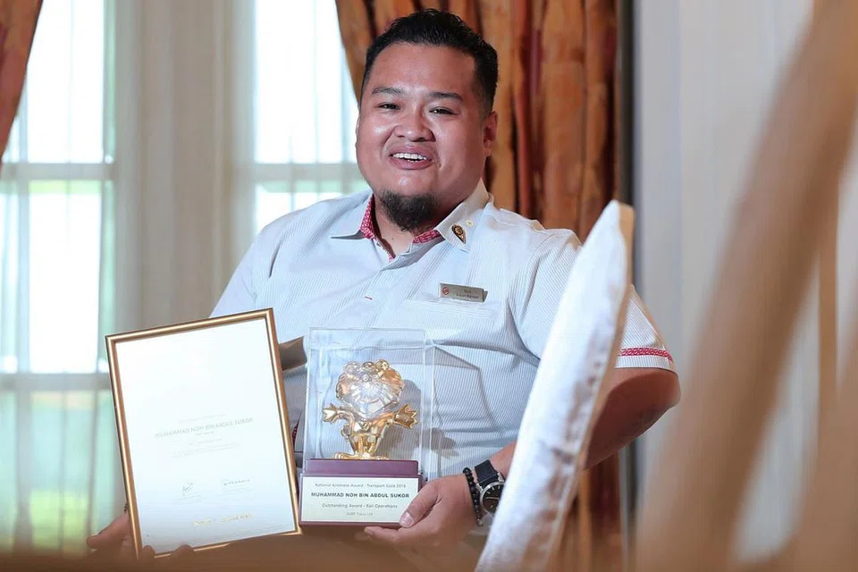 KHIDMAT CEMERLANG: Tindakan pengurus stesen MRT Tanah Merah, Encik Muhammad Noh Abdul Sukor, membantu menangkap seorang suspek kes cabul kehormatan dan seorang wanita yang lupa dan hilang arah pulang ke rumahnya mendapat pengiktirafan dengan beliau menerima Anugerah Cemerlang di majlis Anugerah Berbudi Bahasa Nasional - Pengangkutan Emas Ke-19 baru-baru ini. - Foto BH oleh KELVIN CHNG