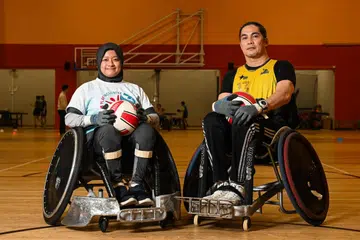 Pemain pasukan ragbi kerusi roda Persatuan Ragbi Kerusi Roda Singapura (WRAS),Nur Sabrina Suhaimi (kiri) dan Muhammad Taufik Omar, mempamerkan semangat luar biasa walau menghadapi dugaan.