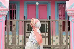 MENARIK: Tudung SG58 edisi Hari Kebangsaan Diyana Halik antara lain merakamkan lukisan pemandangan rumah pra-perang yang beraneka warna di Joo Chiat Road.