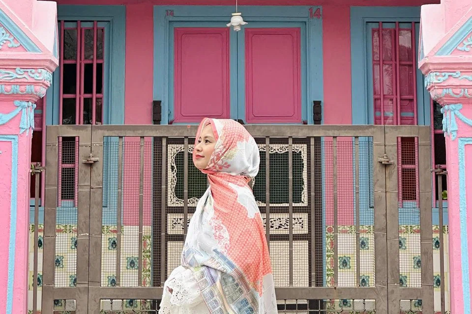 MENARIK: Tudung SG58 edisi Hari Kebangsaan Diyana Halik antara lain merakamkan lukisan pemandangan rumah pra-perang yang beraneka warna di Joo Chiat Road.