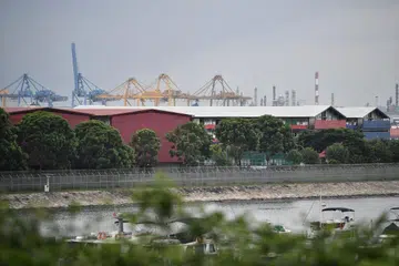 Langkah kehidupan selamat perlu dipatuhi majikan dan pekerja dalam beberapa bulan ini sedang kerja di sektor seperti pembinaan, laut dan proses dimulakan semula. - FOTO: Fail.