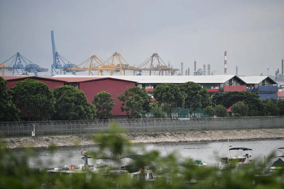 Langkah kehidupan selamat perlu dipatuhi majikan dan pekerja dalam beberapa bulan ini sedang kerja di sektor seperti pembinaan, laut dan proses dimulakan semula. - FOTO: Fail.