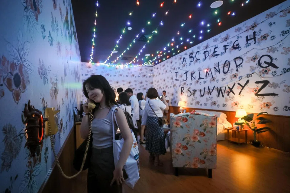 RAKAM KENANGAN: Ruang tamu Joyce Boyers menjadi ruang bagi anda merakam gambar. 