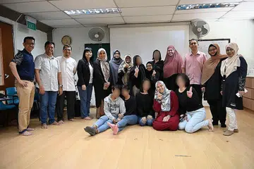 GANDINGAN USAHA: Profesor Madya Dr Muhammad Faishal (tiga dari kanan) bersama pesalah, kaunselor agama, pegawai Pergas dan pegawai masjid dari Program Insan Mukmin. - Foto MHA