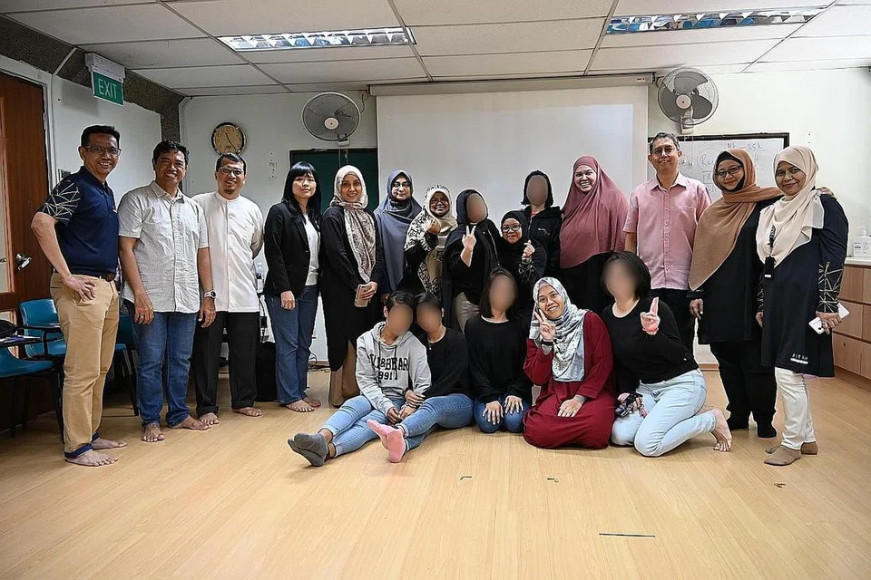 GANDINGAN USAHA: Profesor Madya Dr Muhammad Faishal (tiga dari kanan) bersama pesalah, kaunselor agama, pegawai Pergas dan pegawai masjid dari Program Insan Mukmin. - Foto MHA