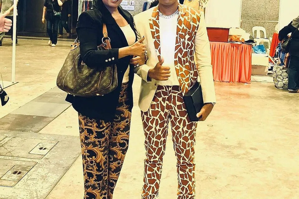 SUMBER ILHAMKU: Bakat muda Rahmat Damansari (kanan) mencipta 'Mama', lagu sanjungan khusus buat ibunya Surayah Akbar (daripada kumpulan Kraton) yang menerapkan nilai-nilai ihsan dan insan dalam dirinya. - Foto ihsan RAHMAT DAMANSARI