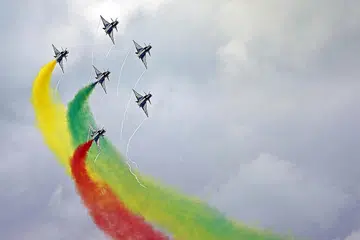 ANTARA TARIKAN: Biarpun penularan koronavirus menjejas jumlah pengunjung, mereka yang hadir tetap terpukau dengan pertunjukan udara misalnya persembahan pasukan Ba Yi daripada Tentera Udara China. - Foto ZAOBAO