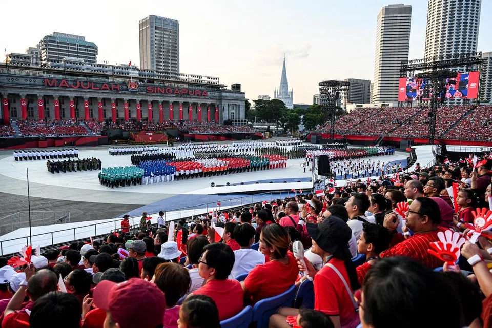Kontinjen-kontinjen Perbarisan Hari Kebangsaan (NDP) 2024 bersedia di lapangan dalam segmen Perbarisan & Upacara (P&C). NDP kali ini menampilkan 35 kontinjen dan lebih 2,100 peserta perbarisan.