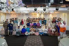 DAPAT SOKONGAN: Profesor Madya Dr Muhammad Faishal Ibrahim (barisan kedua, duduk dua dari kanan), memetik kajian MCCY dan ROMM yang mendedahkan bahawa "pasangan suami isteri Islam kita amat menyokong Program Bersamamu". - Foto-foto FACEBOOK/ASSOC PROF MUHAMMAD FAISHAL IBRAHIM