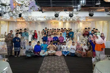 DAPAT SOKONGAN: Profesor Madya Dr Muhammad Faishal Ibrahim (barisan kedua, duduk dua dari kanan), memetik kajian MCCY dan ROMM yang mendedahkan bahawa "pasangan suami isteri Islam kita amat menyokong Program Bersamamu". - Foto-foto FACEBOOK/ASSOC PROF MUHAMMAD FAISHAL IBRAHIM