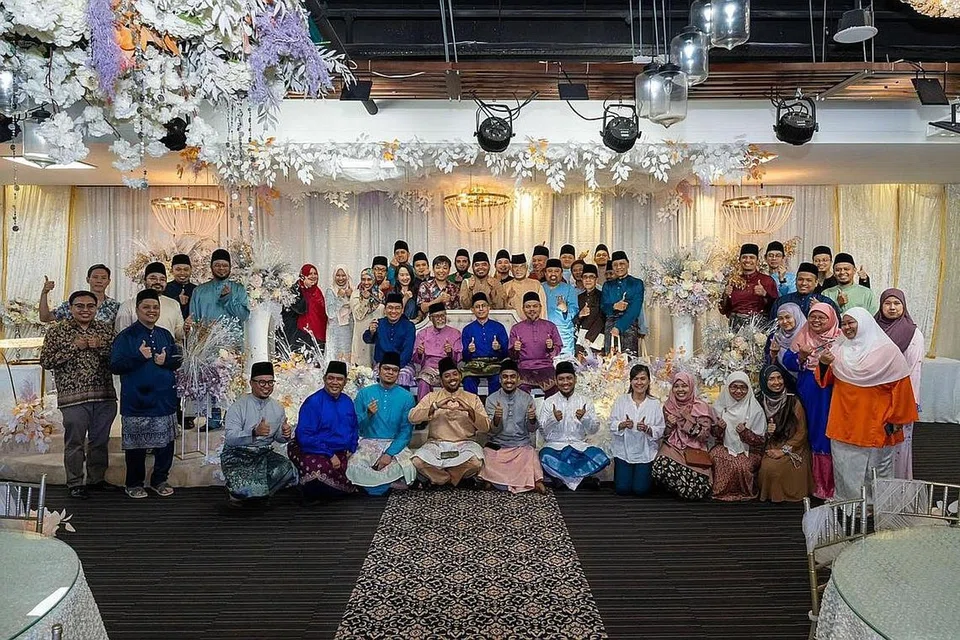 DAPAT SOKONGAN: Profesor Madya Dr Muhammad Faishal Ibrahim (barisan kedua, duduk dua dari kanan), memetik kajian MCCY dan ROMM yang mendedahkan bahawa "pasangan suami isteri Islam kita amat menyokong Program Bersamamu". - Foto-foto FACEBOOK/ASSOC PROF MUHAMMAD FAISHAL IBRAHIM