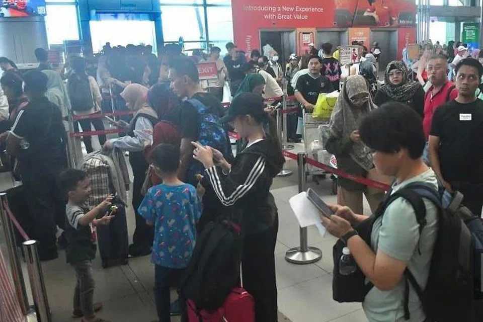 Sebahagian penumpang yang terkandas di Lapangan Terbang Antarabangsa Kota Kinabalu, Sabah, selepas beberapa penerbangan dibatalkan susulan letusan Gunung Ruang di Indonesia. 