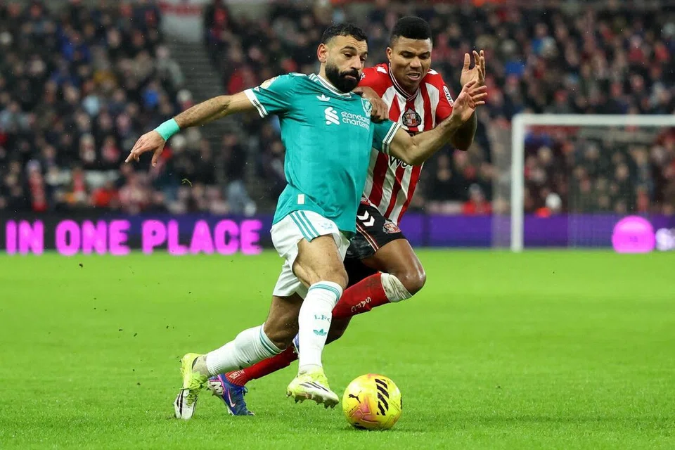 Mohamed Salah beraksi bersama pemain Sunderland, Reinildo Mandava, semasa perlawanan di Stadium of Light, Sunderland, pada 11 Februari.