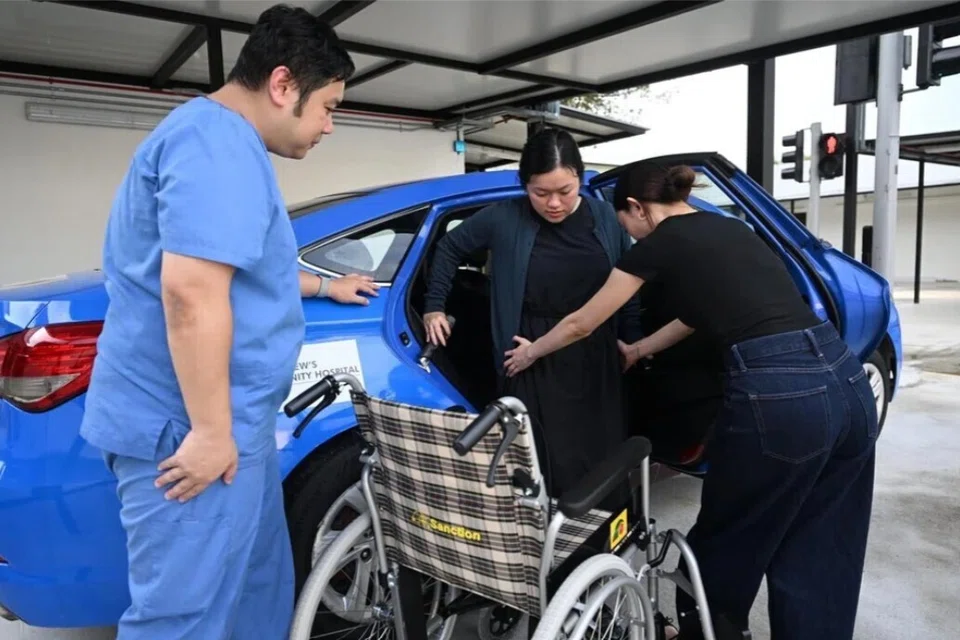 terapi, fisioterapi, Hospital Masyarakat St Andrew, MRT, bas, teksi