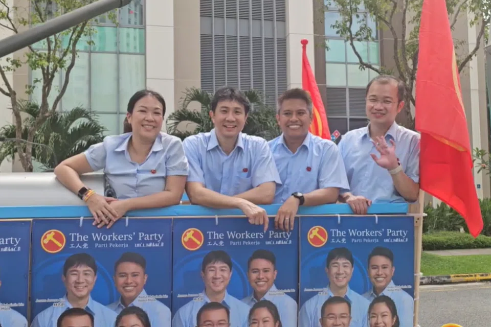 Pasukan Parti Pekerja (WP) di GRC Sengkang meraikan kejayaan bersama penduduk dengan lambaian dan senyuman di sepanjang perarakan kemenangan, bagi meraikan kejayaan mereka dalam Pilihan Raya Umum 2025 (GE2025). Pasukan yang terdiri daripada (dari kiri) Cik He Ting Ru, Encik Jamus Lim, Encik Abdul Muhaimin, dan Encik Louis Chua, melambai kepada penyokong dari sebuah lori dan berhenti seketika untuk sesi bergambar di Kelab Masyarakat Rivervale pada 4 Mei.