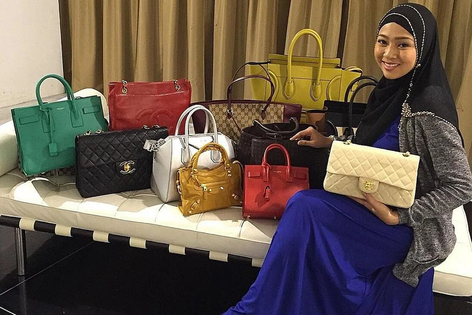 DIDENDA: Sarah Aqilah dikenakan denda kerana mengelak membayar GST apabila membawa masuk barang berjenama ke Singapura. Ini merupakan gambar Sarah dengan beg-beg mewah yang dijualnya menerusi Instagram di bawah nama The Little White Bag, pada 2014. - Foto fail