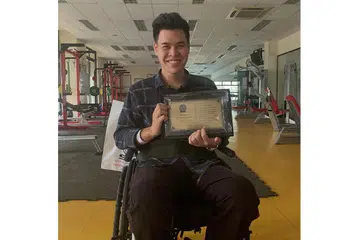 TERUS BERSIKAP POSITIF: Walaupun terpaksa berkerusi roda disebabkan kecederaan teruk pada tulang belakangnya, Encik Asyraf Ghazali berusaha untuk berdikari dengan bekerja sebagai wakil kewangan bersama syarikat insurans Great Eastern. - Foto ihsan ASYRAF GHAZALI