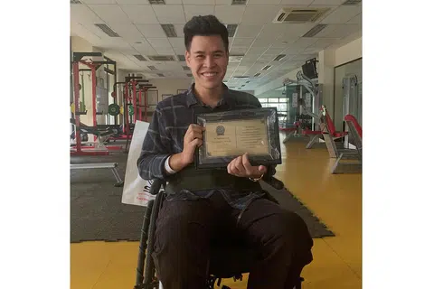 TERUS BERSIKAP POSITIF: Walaupun terpaksa berkerusi roda disebabkan kecederaan teruk pada tulang belakangnya, Encik Asyraf Ghazali berusaha untuk berdikari dengan bekerja sebagai wakil kewangan bersama syarikat insurans Great Eastern. - Foto ihsan ASYRAF GHAZALI
