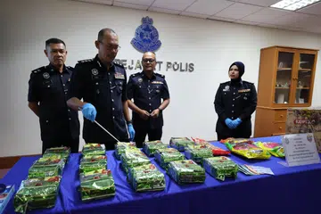 Ketua Polis Daerah Ibu Pejabat Polis Daerah KLIA, Penolong Pesuruhjaya Azman Shari’at, menunjukkan dadah methamphetamine yang dirampas selepas penahanan seorang tempatan di Lapangan Terbang Antarabangsa Kuala Lumpur (KLIA) Terminal 2 semasa sidang media pada 25 Julai.
