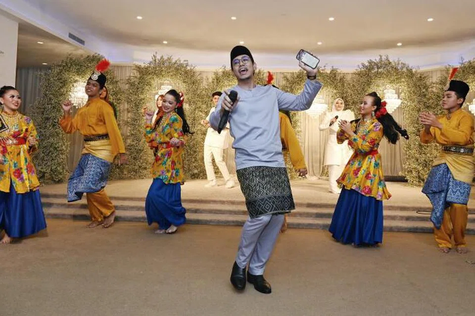 BAKAT BESAR: Khai teruja bersama peminatnya sempena acara Sinar Lebaran’ 23 dan turut menggemari irama Melayu tradisional. 
