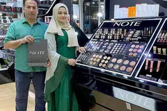 LUASKAN PASARAN: Cik Siti R. Habib dan suaminya, Encik Mohd Reza Vojodi, mengenalkan Note ke Singapura dan rantau Asia kerana percayakan kesesuaian warna dan bahan yang sesuai dengan kulit. - Foto ihsan SITI R. HABIB