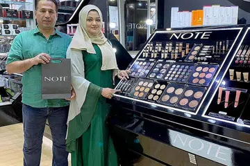 LUASKAN PASARAN: Cik Siti R. Habib dan suaminya, Encik Mohd Reza Vojodi, mengenalkan Note ke Singapura dan rantau Asia kerana percayakan kesesuaian warna dan bahan yang sesuai dengan kulit. - Foto ihsan SITI R. HABIB