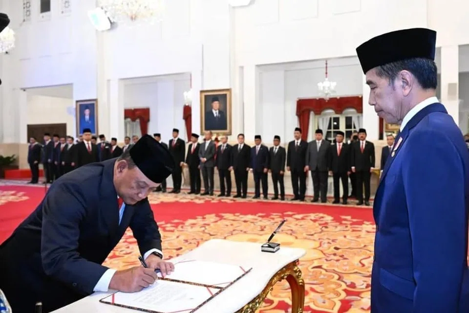 Presiden Indonesia, Encik Joko Widodo (kanan), merombak Kabinetnya, termasuk melantik Dr Supratman Andi Agtas (kiri) sebagai Menteri Kehakiman dan Hak Asasi Manusia, hanya beberapa minggu sebelum peralihan kuasa pentadbiran republik itu kepada penggantinya, Encik Prabowo Subianto, yang sekarang Menteri Pertahanan.