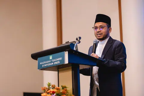 Mufti Dr Nazirudin Mohd Nasir, selaku tetamu terhormat, menekankan kepentingan mengekalkan ‘keaslian rohani’ sambil menerima inovasi, bagi membimbing generasi pelajar masa depan dengan ilmu dan nilai moral dalam dunia yang semakin kompleks.