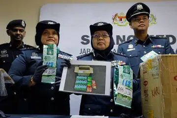 Penolong Ketua Pengarah Kastam Zon Tengah, Cik Norlela Ismail (dua dari kanan), menunjukkan dadah yang disorok dalam bungkusan teh untuk mengaburi pihak berkuasa. Jabatan Kastam Diraja Malaysia berjaya merampas dadah seberat 30 kilogram bernilai RM3.2 juta di Lapangan Terbang Antarabangsa Kuala Lumpur.