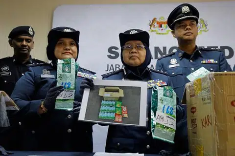Penolong Ketua Pengarah Kastam Zon Tengah, Cik Norlela Ismail (dua dari kanan), menunjukkan dadah yang disorok dalam bungkusan teh untuk mengaburi pihak berkuasa. Jabatan Kastam Diraja Malaysia berjaya merampas dadah seberat 30 kilogram bernilai RM3.2 juta di Lapangan Terbang Antarabangsa Kuala Lumpur.