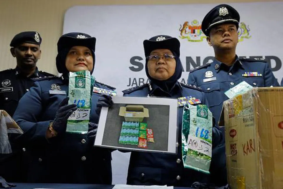 Penolong Ketua Pengarah Kastam Zon Tengah, Cik Norlela Ismail (dua dari kanan), menunjukkan dadah yang disorok dalam bungkusan teh untuk mengaburi pihak berkuasa. Jabatan Kastam Diraja Malaysia berjaya merampas dadah seberat 30 kilogram bernilai RM3.2 juta di Lapangan Terbang Antarabangsa Kuala Lumpur.