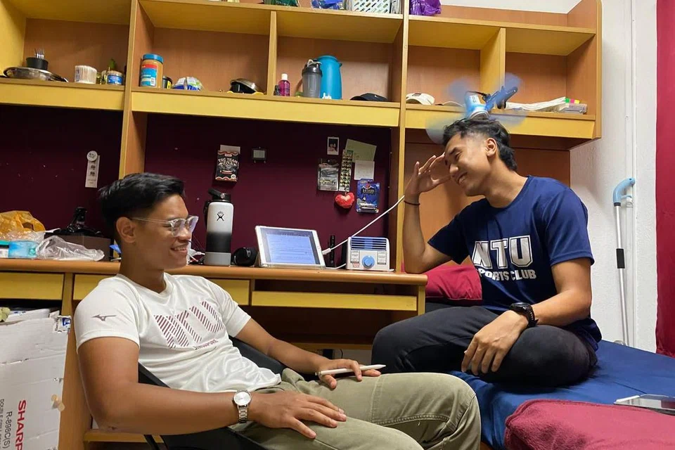 KEHIDUPAN SOSIAL:  Encik Muhammad Afif Kamaludin (kiri), mahasiswa NTU, 23 tahun, yang tinggal di ‘Hall 2’ menasihati bakal pelajar yang ingin tinggal di asrama untuk berdisiplin mencari keseimbangan antara masa bersosial dan masa tertumpu pada pembelajaran. 