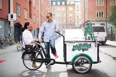 Encik Nic Ribbarp dan isterinya Cik Vas Ribbarp bergambar di kota Sweden dengan mesin ais kacang dan basikal tiga rodanya. 