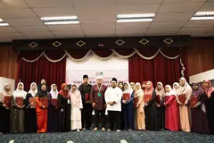Naib pengerusi II di Masjid Ar-Raudhah, Encik Mohd Aidil Mohd Shafii (tengah, bersongkok putih), bersama Ustaz Muhammad Mustaffa (berbaju putih) bersama lulusan Raudhatul Quran peringkat Asas hingga Lanjutan. Acara berlangsung pada 10 November 2024.