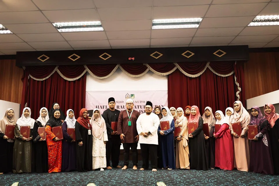 Naib pengerusi II di Masjid Ar-Raudhah, Encik Mohd Aidil Mohd Shafii (tengah, bersongkok putih), bersama Ustaz Muhammad Mustaffa (berbaju putih) bersama lulusan Raudhatul Quran peringkat Asas hingga Lanjutan. Acara berlangsung pada 10 November 2024.
