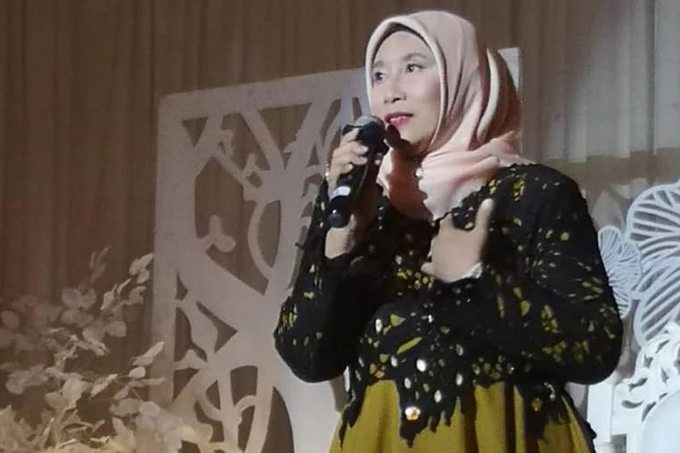 MASIH MERDU: Lina Kamsan, penyanyi '80-an yang pernah popular dengan lagu 'Penasaran' dan 'Puteri Ledang', membuat persembahan sempena majlis amal di Muar baru-baru ini. - Foto BH oleh SAODAH ISMAIL