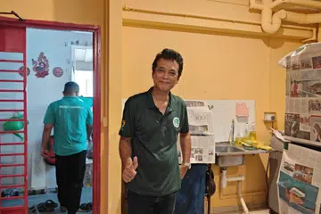 Mentor dan bekas penghuni Rumah Peralihan Jamiyah (Darul Islah), Encik Azhari Shariff, yang sering membersih beberapa rumah penerima manfaat di bawah inisiatif ‘Project Happiness’, tidak asing dengan keadaan rumah yang sempit dan penuh dengan barang-barang usang.