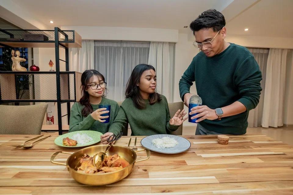LEBIH DARIPADA SETAKAT ‘PAPA’: Sebagai bapa tunggal, Encik Imran Ahmad (kanan) memainkan pelbagai peranan untuk memenuhi keperluan kededua anaknya Putri Nish (kiri) dan Dayang Dynaz (tengah). 