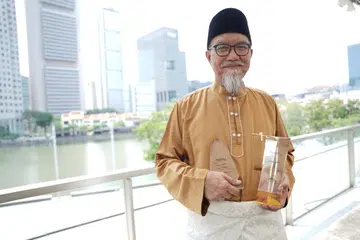 PENGIKTIRAFAN BESAR: Penulis cerpen dan novel mapan Singapura, Encik Jamal Ismail, dipilih sebagai penerima Anugerah Tun Seri Lanang di majlis Anugerah Persuratan 2023 pada Sabtu. Beliau juga mendapat Hadiah Persuratan dalam kategori novel bagi bukunya yang berjudul ‘Mustafa: Epik Kerohanian Seorang Kiai.’