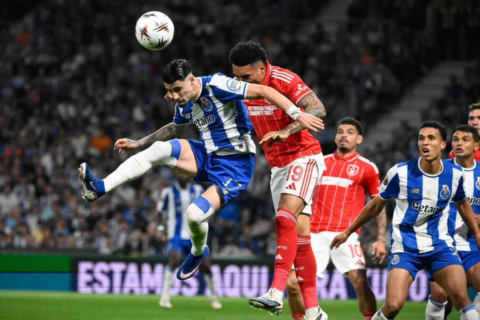 Pemain Portugal Borja Sainz (kiri) dan penyerang Nottingham Forest, Igor Jesus, cuba menanduk bola dalam perlawanan suku akhir pertama Liga Europa di Stadium Dragao di Porto, pada 9 April 2026.