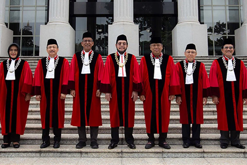 TOLAK PETISYEN: Barisan Hakim Mahkamah Konstitusi Republik Indonesia menolak petisyen yang menuntut usia minimum bagi calon presiden dan naib presiden, diturunkan kepada 35 tahun, sekali gus mengekalkan syarat kelayakan itu pada usia 40 tahun.