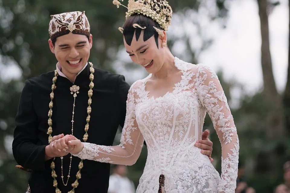 Pasangan selebriti, Luna Maya (kanan) dan Maxime Bouttier, melangsungkan perkahwinan mereka di pusat peranginan terkemuka di Bali, Indonesia, Como Shambala Estate, Desa Kedewatan, Ubud, Gianyar, pada petang 7 Mei.