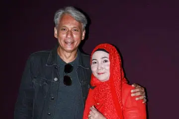 ADA YANG KINI TEMANI: Badrul Muhayat (kiri) yang telah lama menduda bersyukur kini mempunyai isteri, Norhayati Zulkapli, yang menjaga makan pakainya.
