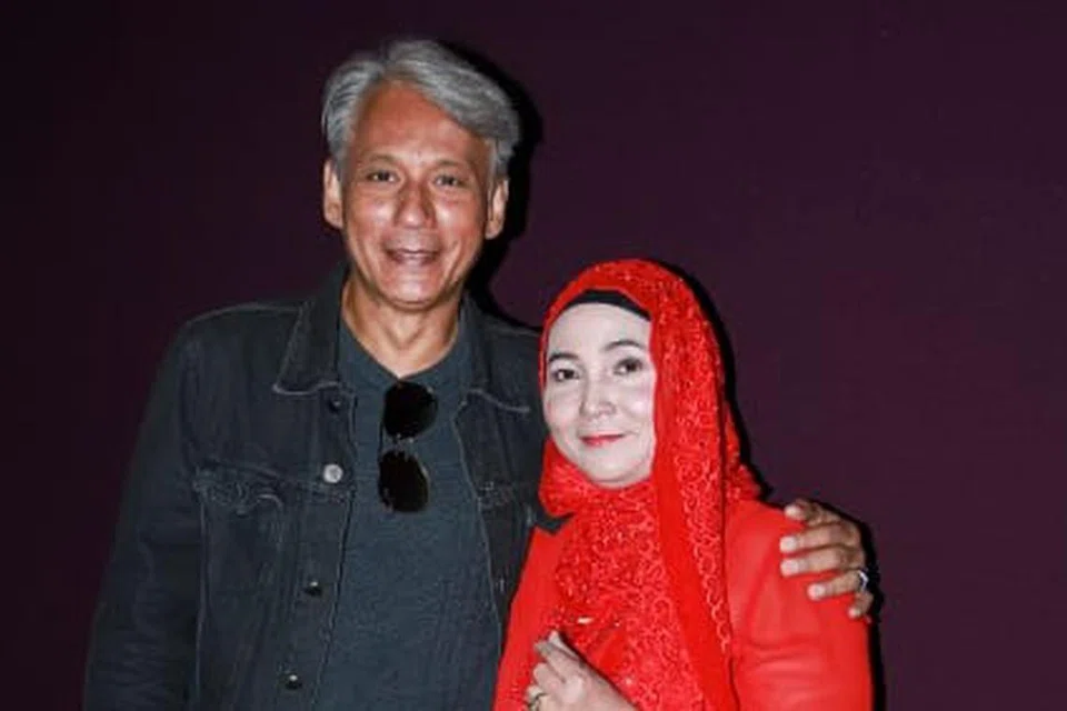 ADA YANG KINI TEMANI: Badrul Muhayat (kiri) yang telah lama menduda bersyukur kini mempunyai isteri, Norhayati Zulkapli, yang menjaga makan pakainya.