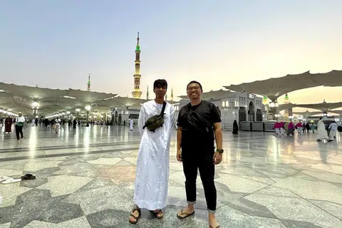 DISELUBUNGI EMOSI: Kehebatan Masjid Nabawi mencetus pelbagai emosi baginya, kata wartawan, Encik Izwandi Azman (kiri). Bersamanya ialah rakan wartawan, Encik Muhaimin Suzaini.