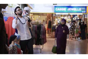 KELILING KOTA: Ikuti gelagat Hans Ashrie (kiri) dan Rahimah Rahim dalam episod kedua 'Nadi Kota'. - Foto BH