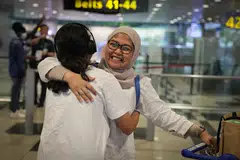 Yasmine Aqila Khairunnisa, 16 tahun, memeluk ibunya, Cik Malani Tjahyati (kanan), 43 tahun, di Terminal 3 Lapangan Terbang Changi pada 8 September 2026, selepas penerbangan antara Singapura dengan Jakarta disambung semula.